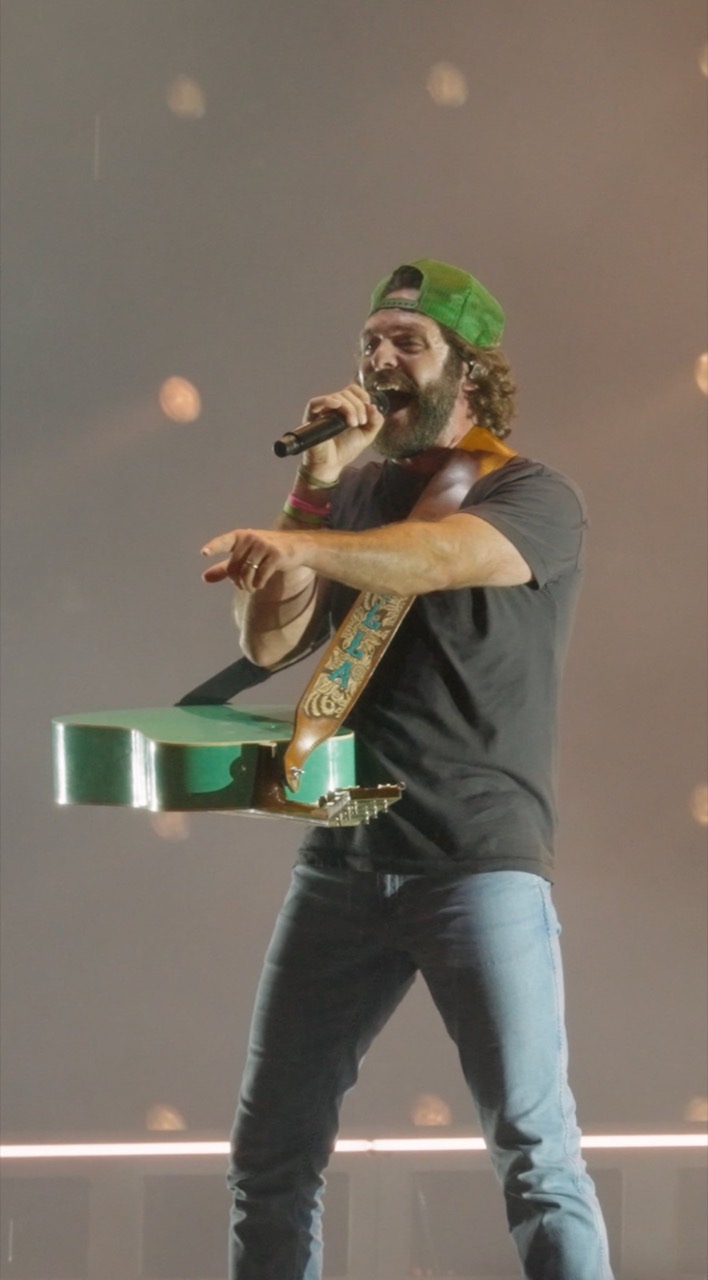 BEACH IT!, Thomas Rhett
